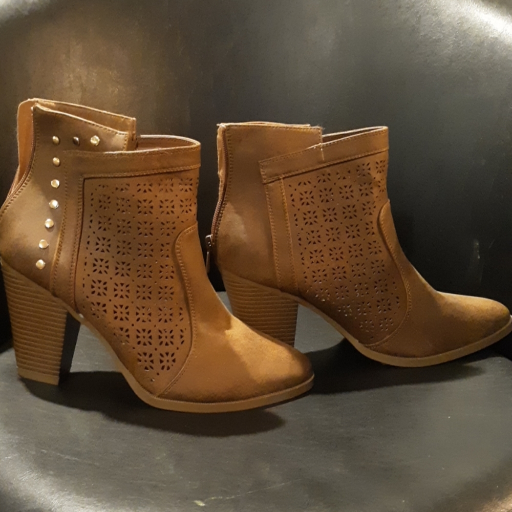 Boots - Picture 3 of 3